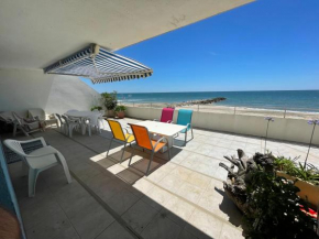 Sur la plage, front de mer